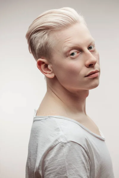 Modèle de mode mâle isolé sur blanc. beau albinos gars gros plan. — Photo