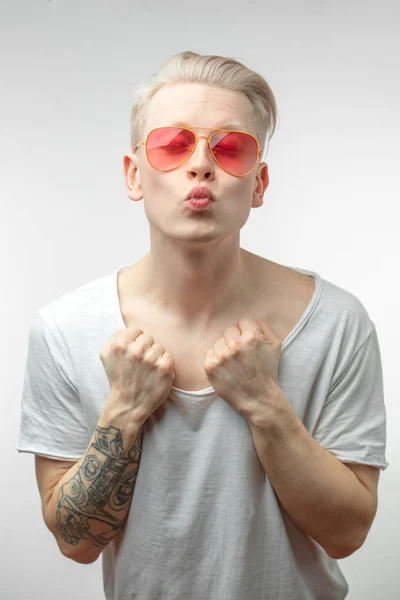 Portrait de jeune homme mode dans des lunettes roses avec des sacs à provisions — Photo