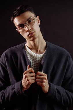 Siyah üzerine yakışıklı beyaz esmerin yakın plan portresi