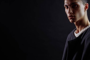 Siyah üzerine yakışıklı beyaz esmerin yakın plan portresi