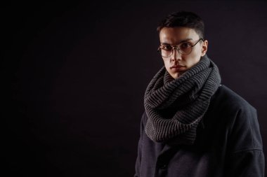 Ceketli ve saatli yakışıklı bir adamın portresi.