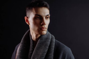 Ceketli ve saatli yakışıklı bir adamın portresi.