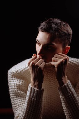 Beyaz tişört ve güneş gözlüğü takan yakışıklı bir erkek mankenin stüdyo fotoğrafı.