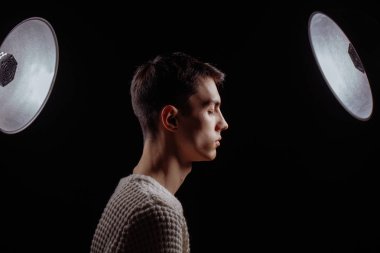 Bir adamın karanlık portresi.