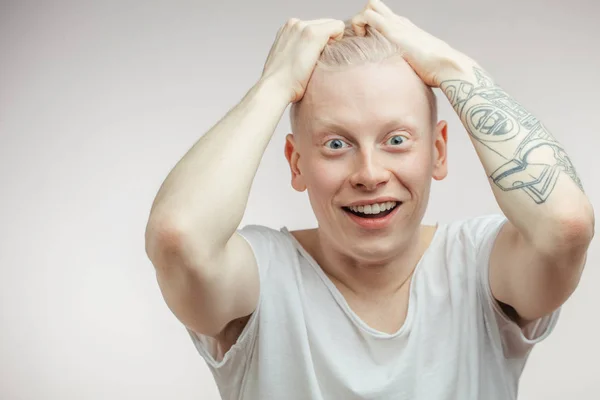 Emocjonalne rozradowany zaskoczony Albinos męski model z błędne oczy i otwarte usta. — Zdjęcie stockowe