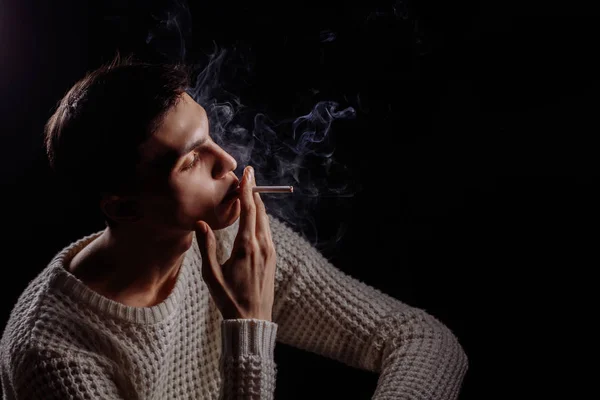 Ceruza jóképű férfi cigarettával — Stock Fotó