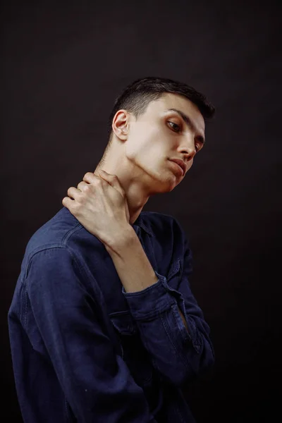 Close-up de jovem no fundo preto — Fotografia de Stock