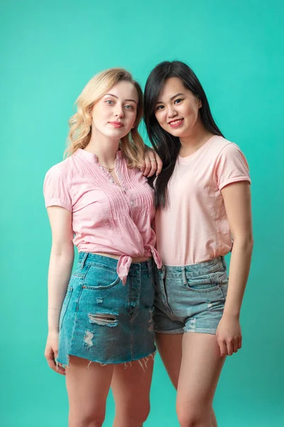 Atractivo divertido alegre multirracial niñas vestidas en verano casual traje — Foto de Stock