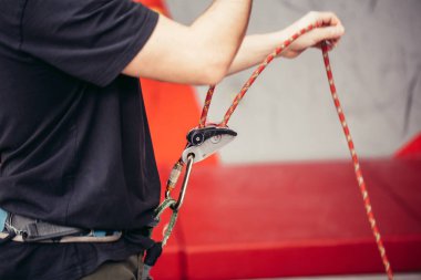 Kaya tırmanışçısı emniyet kemeri ve emniyet ipi takıyor, yakın plan görüntü