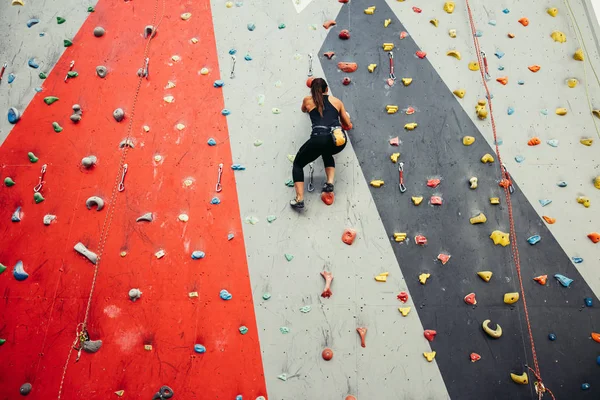 Adolescente dans un mur d'escalade gratuit — Photo