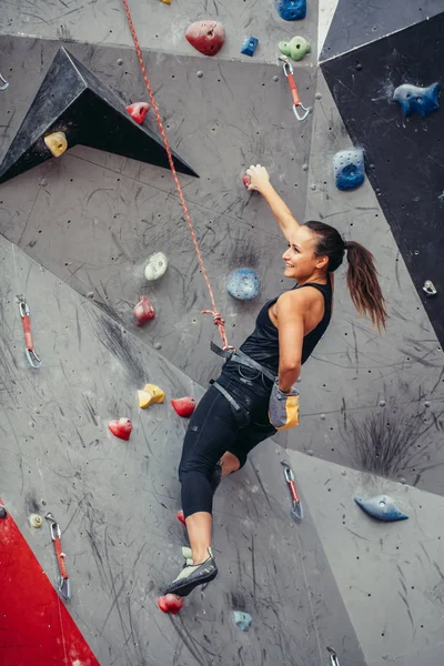 Mujer deportiva en boulder climbing hall — Foto de Stock