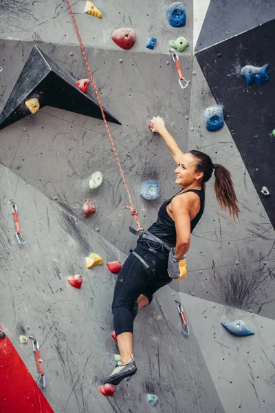 Kaya tırmanış salonundaki sporcu kadın. — Stok fotoğraf