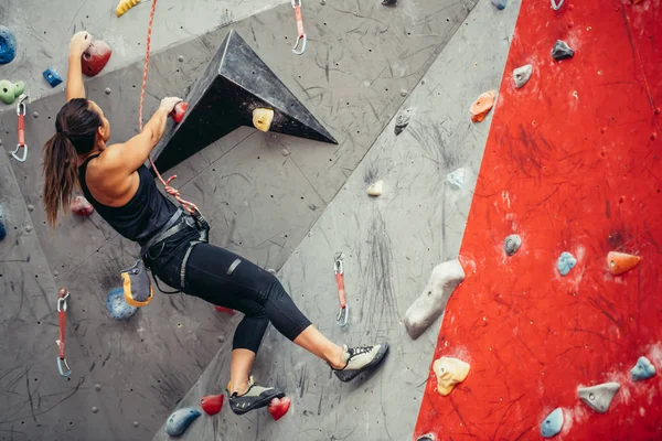 Sporty woman in boulder climbing hall — Stock Photo, Image