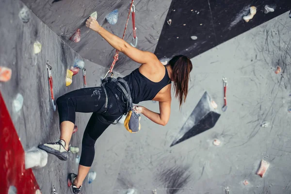 Deporte extremo, alivio del estrés, bouldering, personas y concepto de estilo de vida saludable. — Foto de Stock