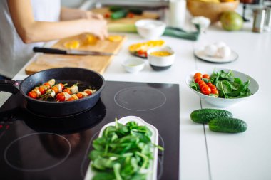 Domates, kiraz ve yeşillikle servis edilen tavuk kebabı.