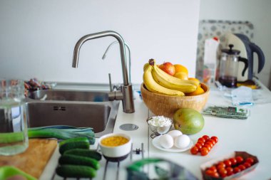 Taze sebzeler ve çiğ et kapanıyor. Sağlıklı yemek..
