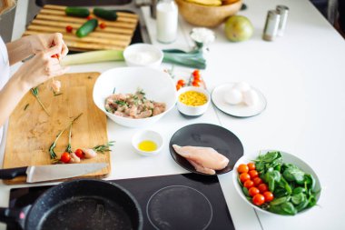 Ev mutfağında çiğ et kebabı pişirme işlemi