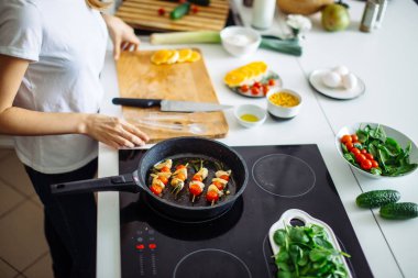 Tanınmayan bir kadının taze portakalları bıçakla kestiği en iyi manzara..