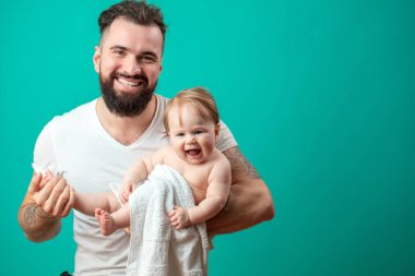 Genç baba küçük bebeğiyle eğleniyor.