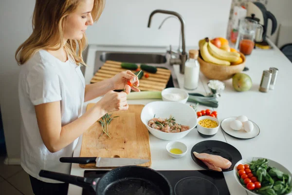 Vue Recadrée Femme Enfilant Des Morceaux Viande Poulet Légumes Sur — Photo