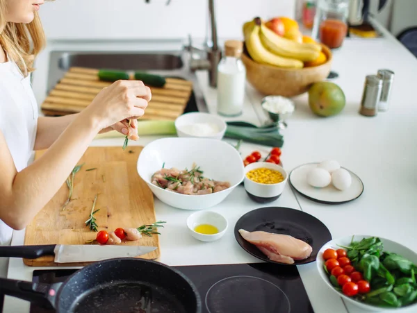 Femme faisant des kebabs à partir de viande et de légumes sur planche à découper dans la cuisine — Photo