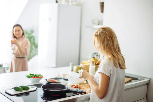Jeune femme au foyer faisant le repas pour linch dans la cuisine. vue arrière — Photo