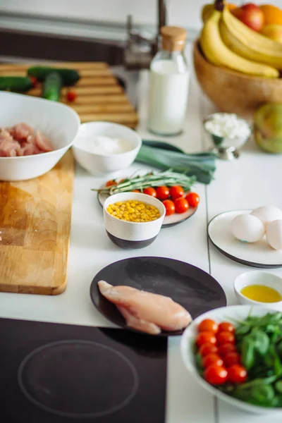 Chicken kebabs served with tomato cherry and greenery — Stock Photo, Image