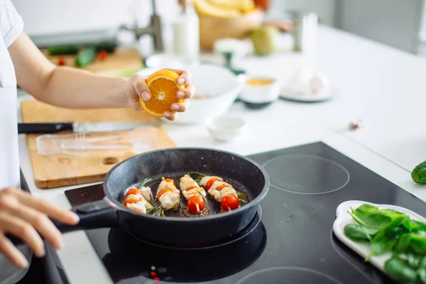 Vista recortada de la joven feliz ama de casa freír carne de pollo para la cena — Foto de Stock