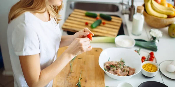 Frau macht in Küche Spieße aus Fleisch und Gemüse auf Schneidebrett — Stockfoto