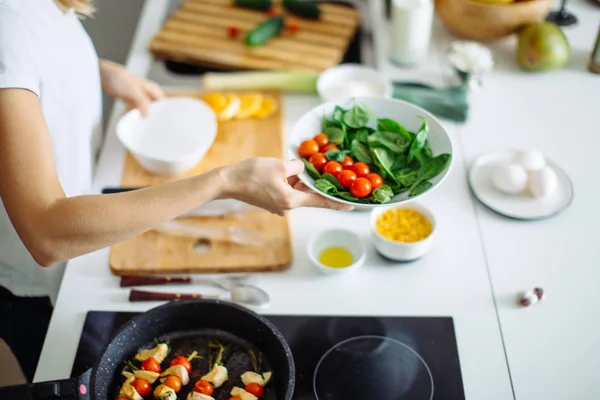 Woman making healthy salad from fresh vegetables — Stock Photo, Image