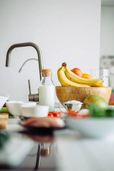 Hühnerspieße serviert mit Tomatenkirsche und Grünzeug — Stockfoto