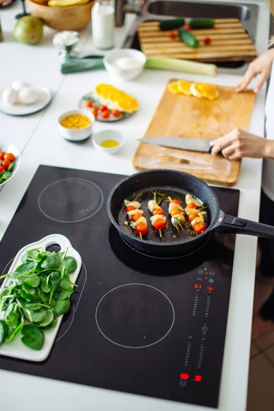 Brochetas de pollo servidas con cereza de tomate y verdura — Foto de Stock