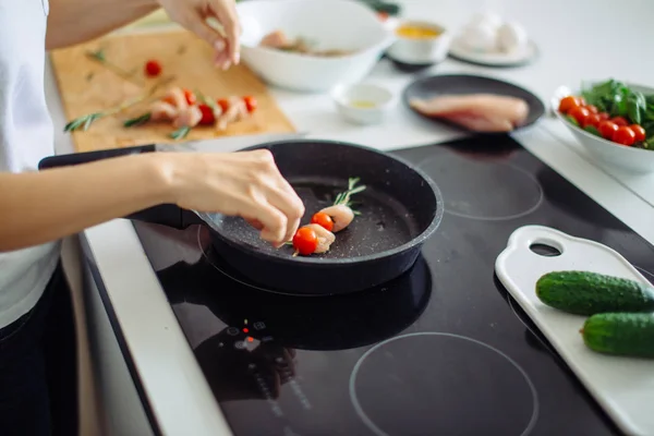 Primer plano de la mujer asando brochetas en la sartén — Foto de Stock