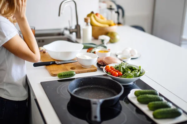 Wanita membuat salad sehat dari sayuran segar — Stok Foto