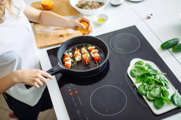 Vista recortada de la joven feliz ama de casa freír carne de pollo para la cena — Foto de Stock