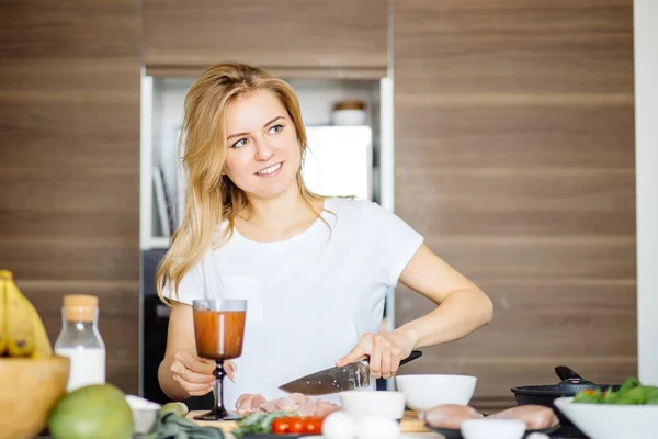 Frau schneidet mit großem Küchenmesser Hackfleisch auf einem Küchentisch — Stockfoto