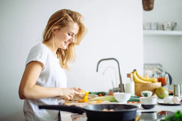Chef wanita muda memasak di dapur — Stok Foto