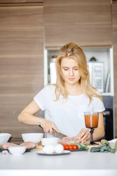 Jonge vrouwelijke chef koken in de keuken — Stockfoto