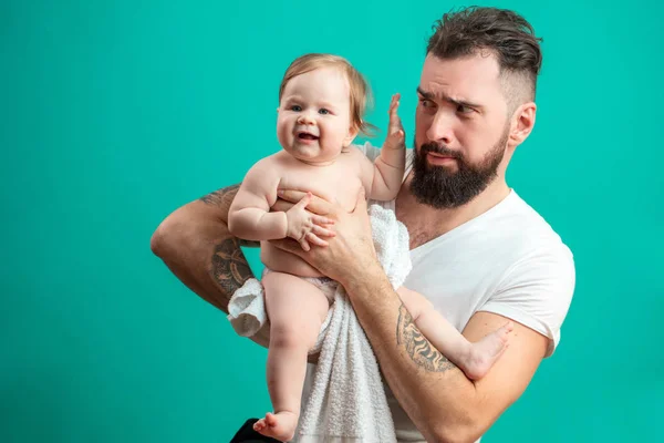 Retrato de pai feliz e sua adorável filhinha. Infância feliz . — Fotografia de Stock