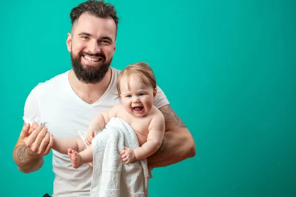 Jovem pai está se divertindo com seu bebê — Fotografia de Stock