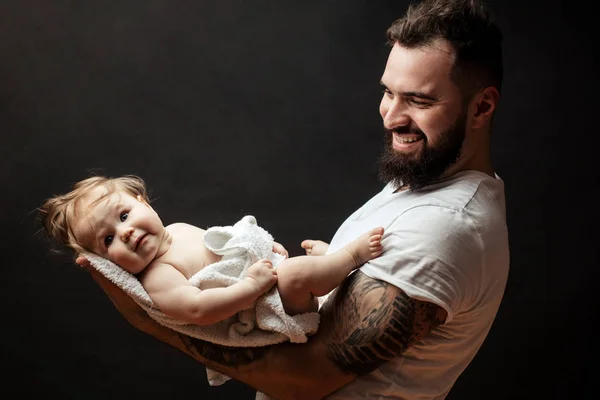 Vader houden op handen schattige kleine baby. Concept van de familie, liefde en geluk — Stockfoto