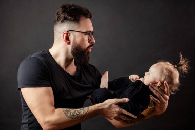 Yakışıklı baba kucağında yeni doğmuş bebeğiyle