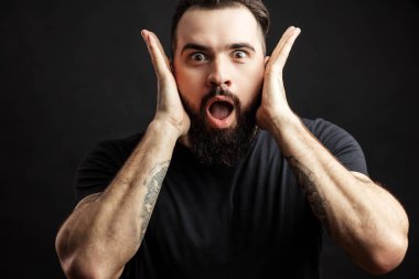 siyah izole şaşırmış genç adam