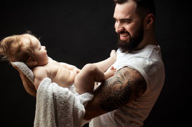 Ellerinde tutan babası şirin bebek. Aile, sevgi ve mutluluk kavramı