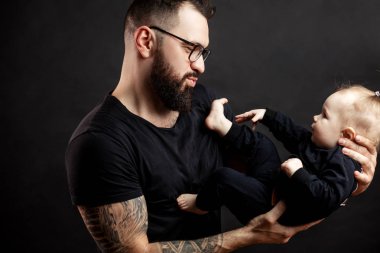 Yakışıklı baba kucağında yeni doğmuş bebeğiyle