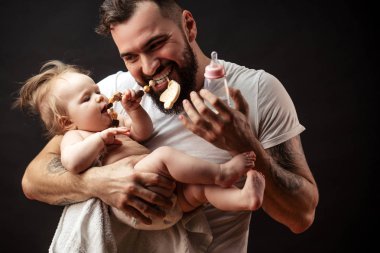 Baba ve bebek kızı suportları ile oynamak