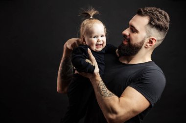 Baba evde küçük oğlu ile oynamak