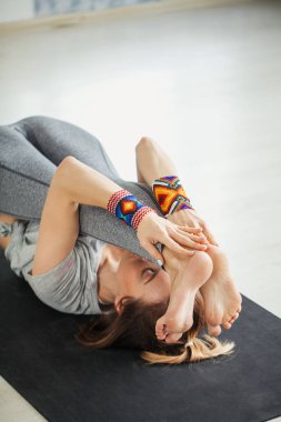 fit bir kadın ısınma egzersizi yapıyor, yoga egzersizi yapıyor..