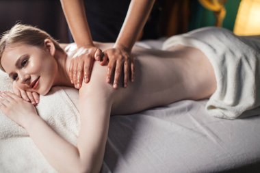 Genç ve çekici bir kadın hastanede masaj yaptırıyor.