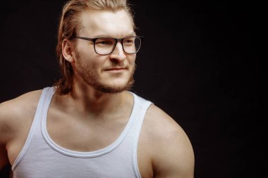 güzel fitness adam gözlüklü